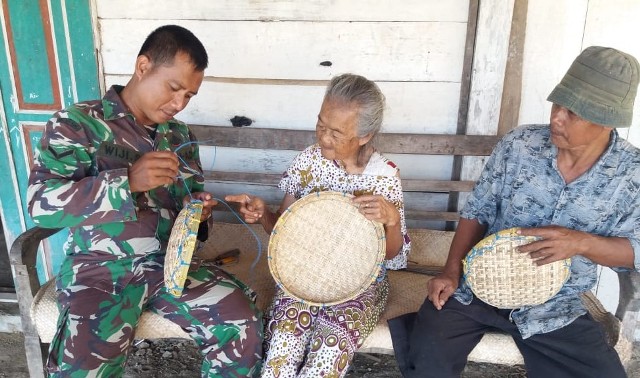Mbah Konah Pengrajin  Anyaman  Bambu Warga Pasedan  Jawa 
