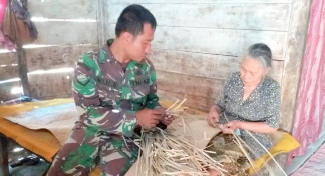 Mbah Rumiyatun Pengrajin  Anyaman  Tikar  Daerah  Jawa 