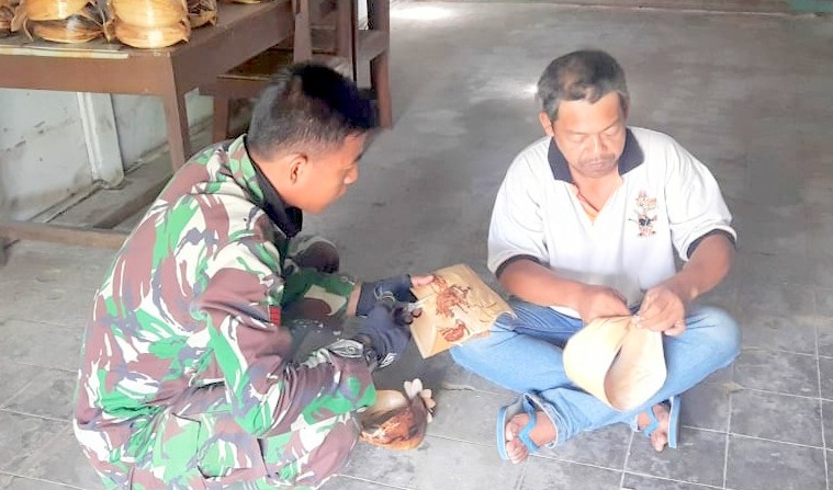 Kerajinan Pelepah Pisang Jadi Topi Blangkon MITRATODAY Kerajinan Pelepah Pisang Jadi Topi Blangkon MITRATODAY