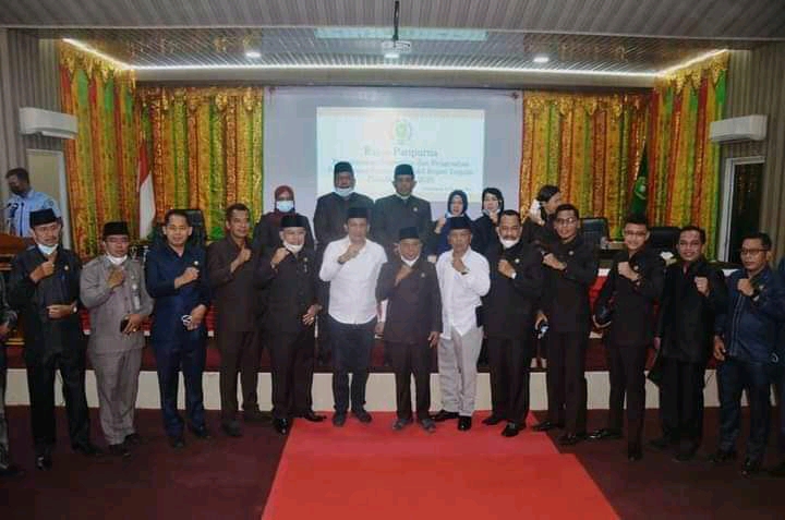 Ketua DPRD Kepulauan Meranti, Ardiansyah bersama Anggota DPRD Kepulauan Meranti saat foto bersama Bupati dan Wakil Bupati terpilih 2021 di ruang sidang DPRD Meranti