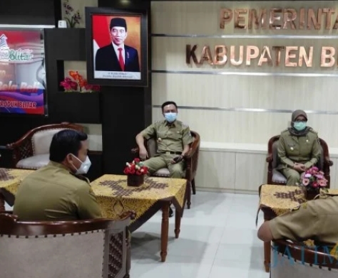 Bupati, Rini Syarifah Dan Wabub Rahmat Santoso saat Rapat Pertama beserta Staf