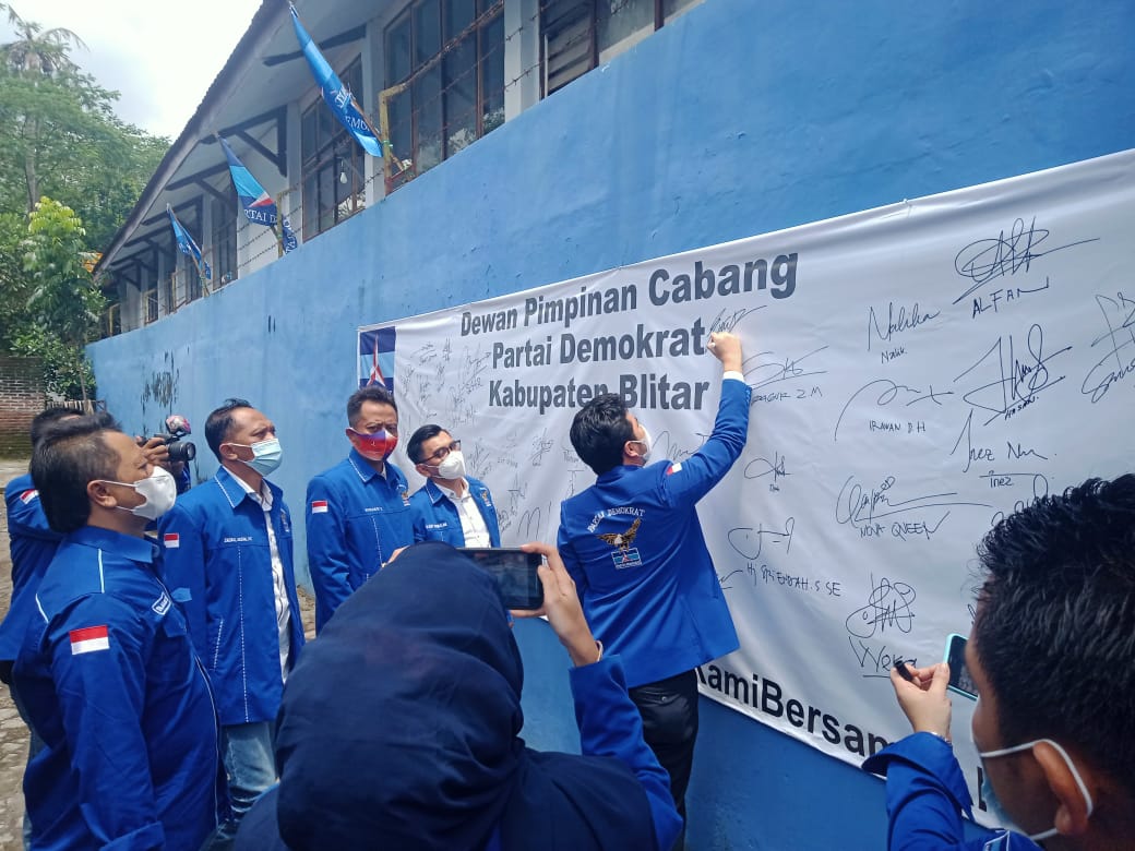Plt DPD Demokrat Jawa Timur, Emil Dardak saat menanda tangani Penolakan KLB