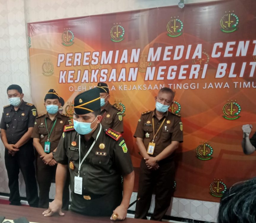 Kajari Blitar Bangkit, Sormin SH MH bersama Staf Kejaksaan saat peresmian Media Center