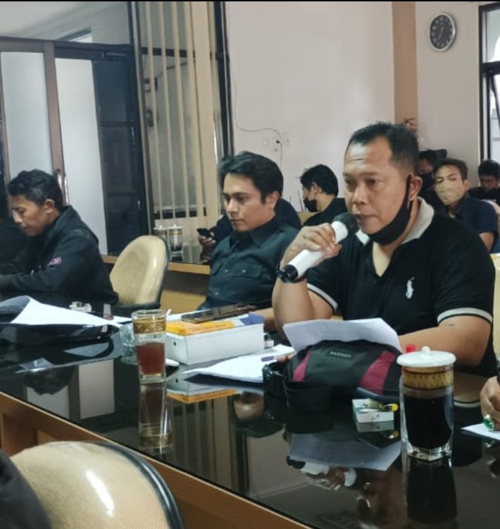 Tampak Jurnalis Blitar,Santo dari Kupasonline menanyakan Kinerja Dinas Kominfo pada Hearing DPRD