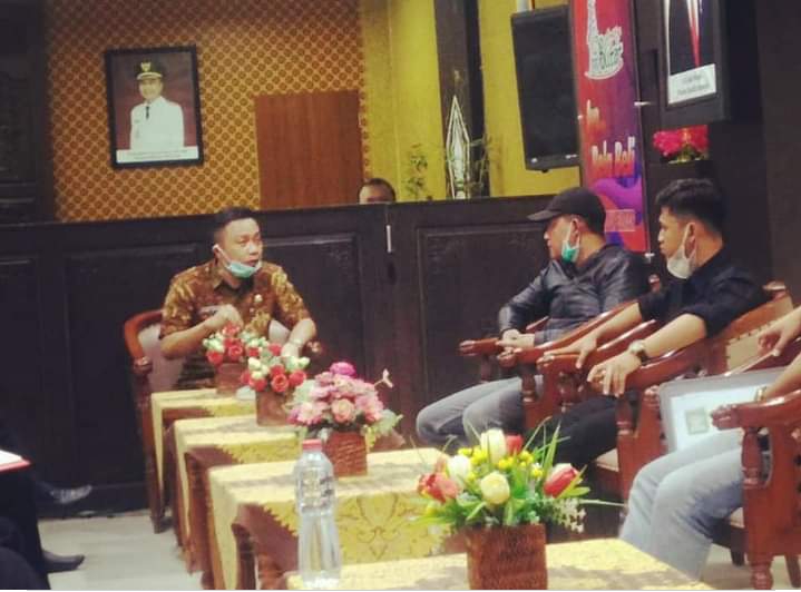 Wakil Bupati Blitar, Rahmat Santoso saat berbincang dengan Ketua KRPK M Trianto