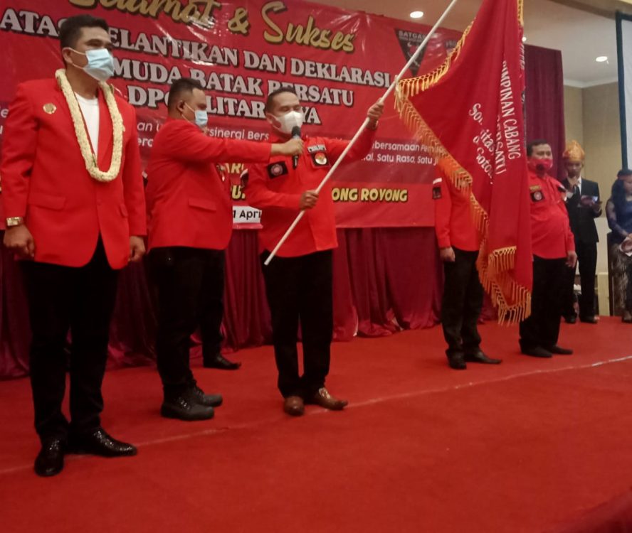 Lancar Pandapotan Sinaga SH menerima bendera kebangsaan PBB dari Ketua PBB DPD Jatim