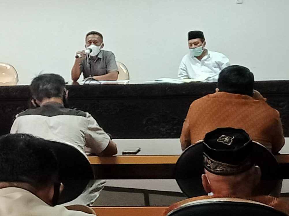 Tampak Sulistiono dari Komisi I DPRD Kabupaten Blitar saat memimpin Hearing dengan Warga Karangnongko dan PH PT Veteran Sri Dewi