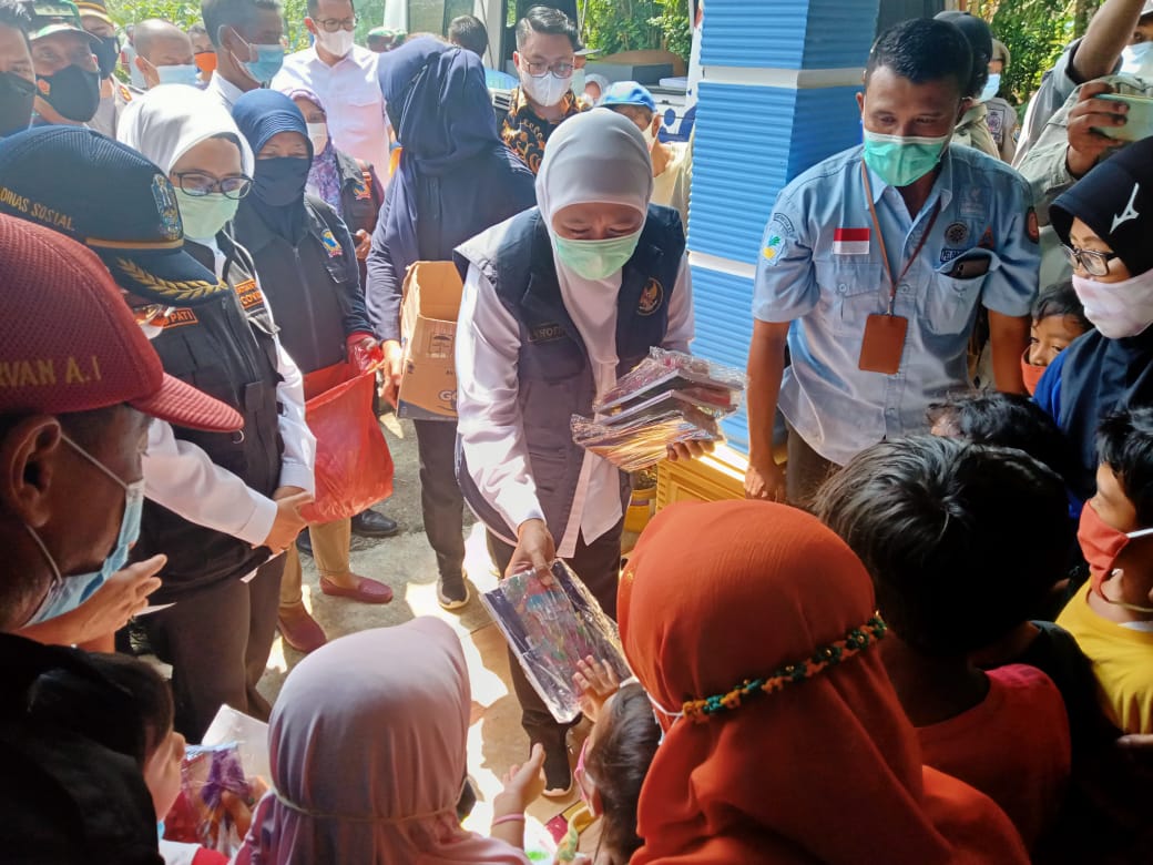 Gubernur Jawa Timur, Khofifah Indar Parawansa saat memberikan bantuan alat sekolah kepada anak-anak korban gempa di Blitar