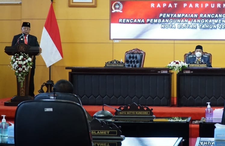 Walikota Blitar Santoso saat memberikan Rancangan Awal RPJMD Kota Blitar