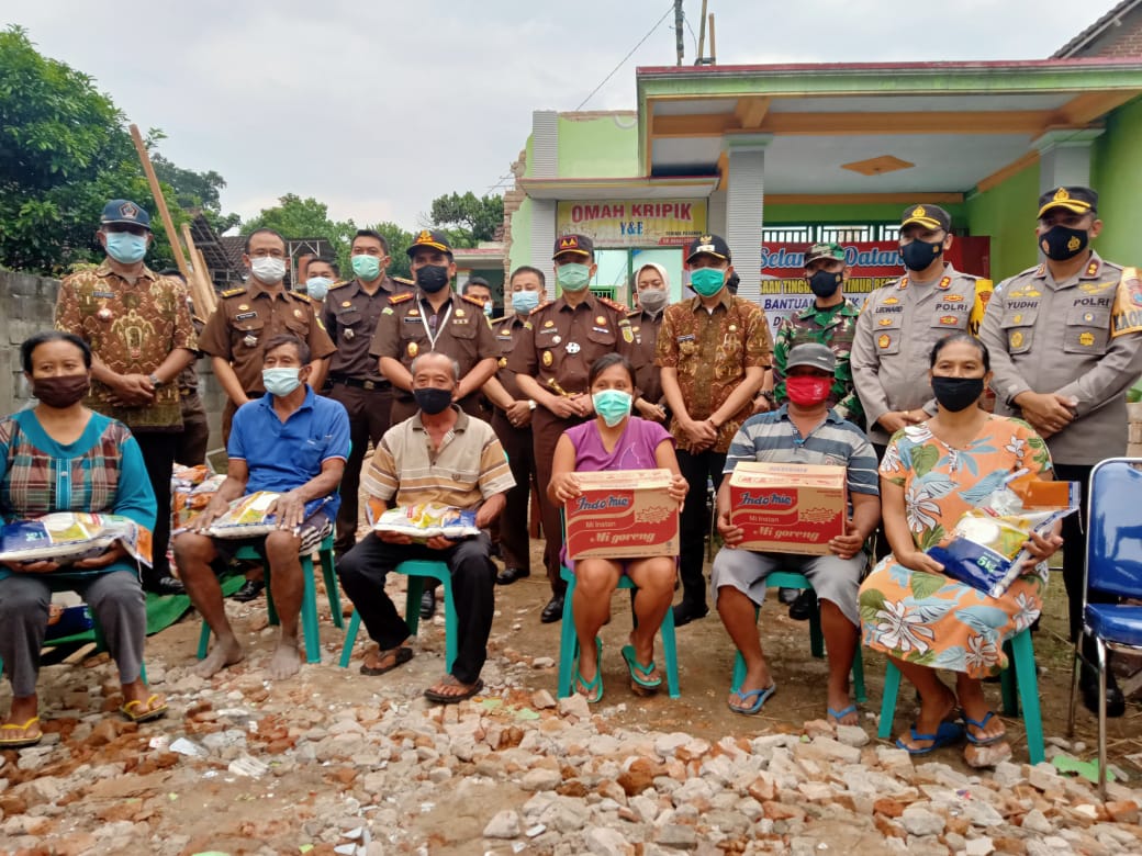 Kajati Jatim, M Dhofir bersama Forkompinda dan Korban Gempa Desa Sawentar Blitar