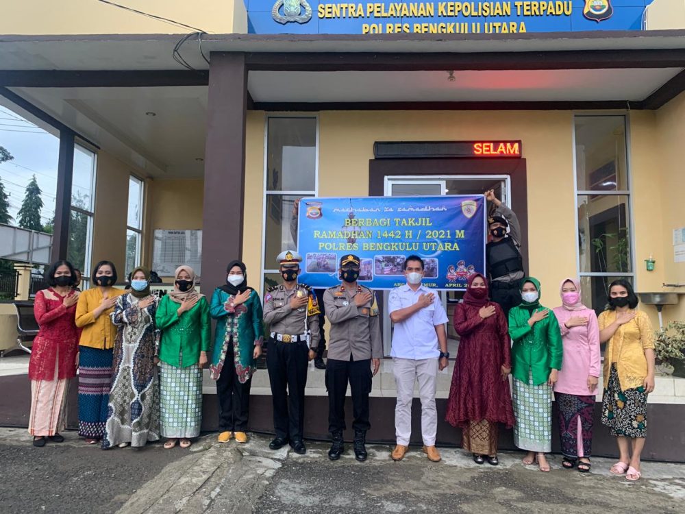 Polwan Bagikan Takjil di depan Mapolres Bengkulu Utara.