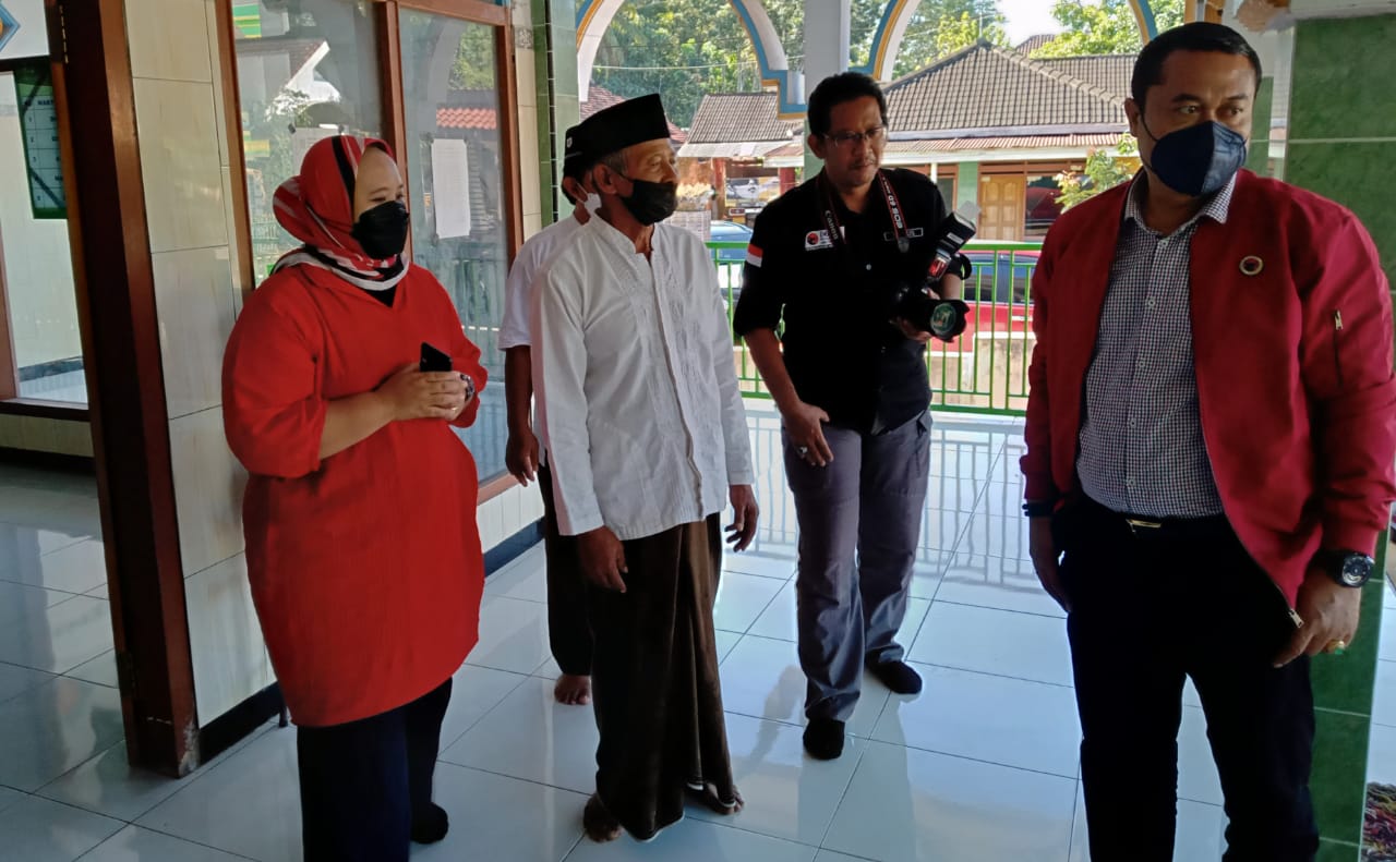 Erma Susanti, Anggota DPRD Provinsi Jawa Timur saat mengunjungi Musholah yang terdampak gempa