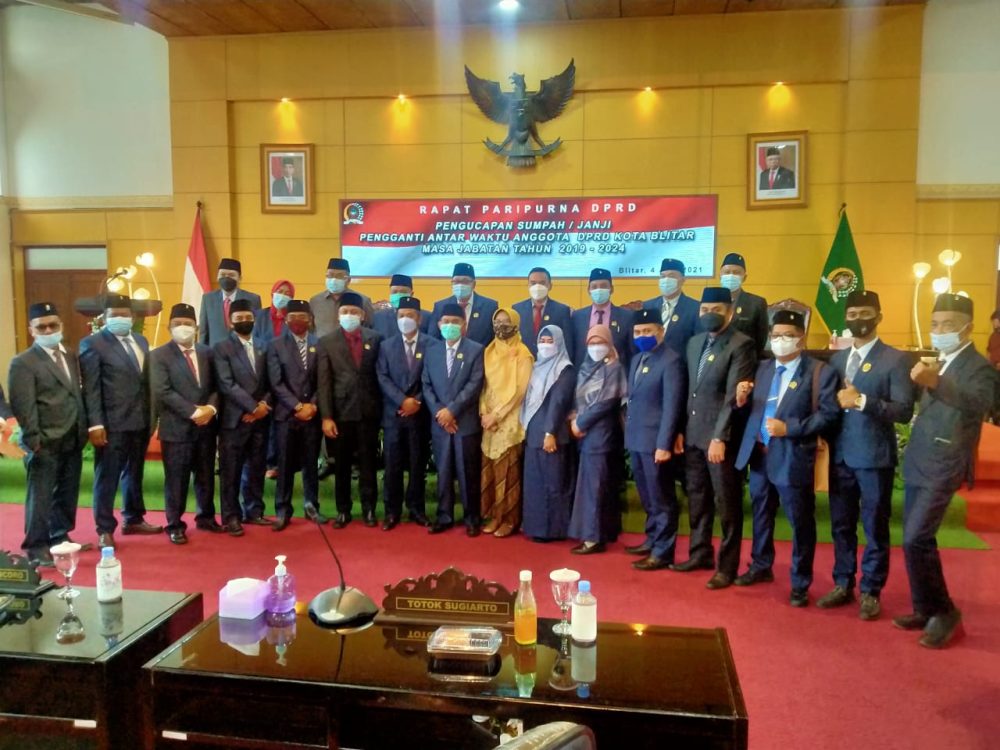 Anggota DPRD Kota Blitar berfoto usai Rapat Paripurna PAW Fraksi PKB