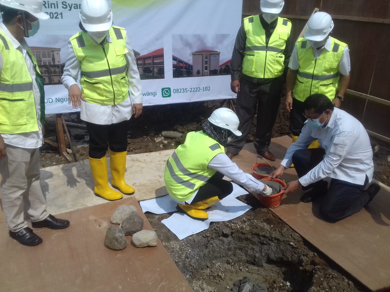Bupati Blitar, Rini Syarifah melakukan Peletakan Batu Pertama Pembangunan Gedung Rawat Inap,ruang anak, dan ruang bedah