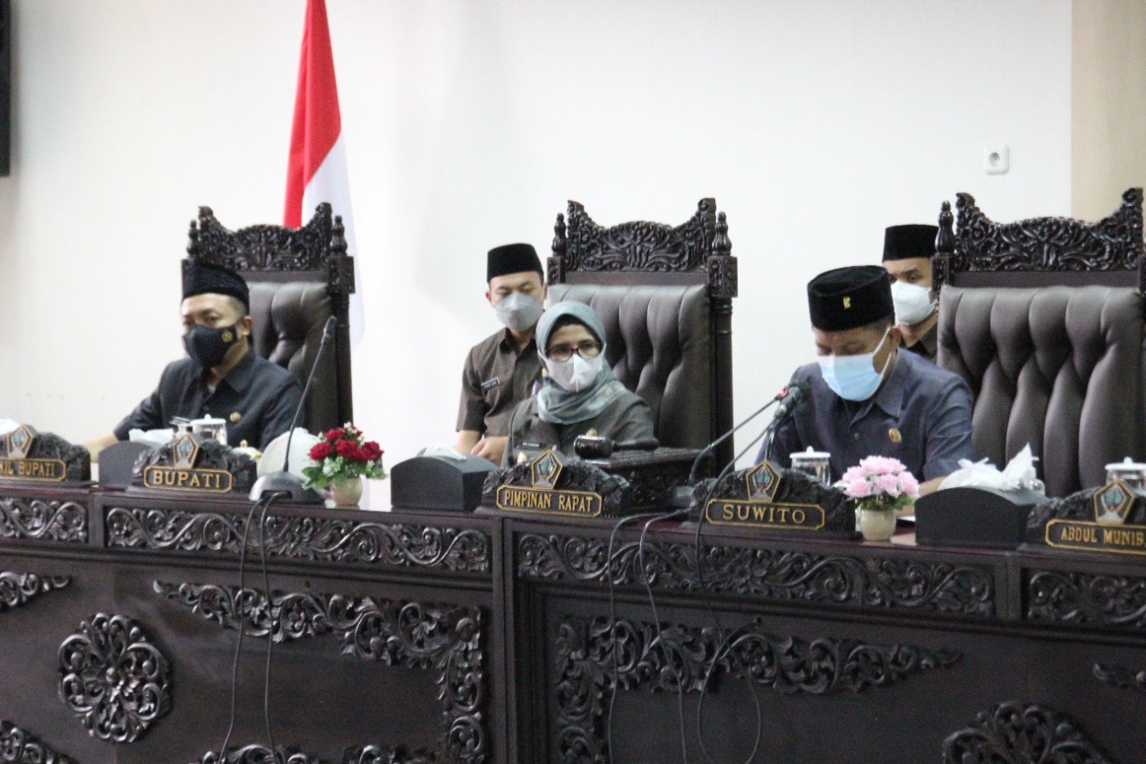 Ketua DPRD, Suwito Saren Satoto dan Bupati Blitar Rini Syarifah Serta Wabub, Rahmad Santoso