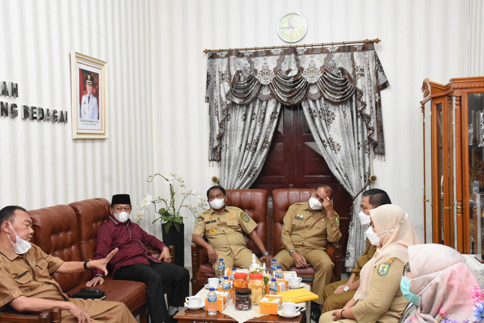 Bupati Sergai bersama PLT walikota Tanjungbalai saat berbincang-bincang diruangan