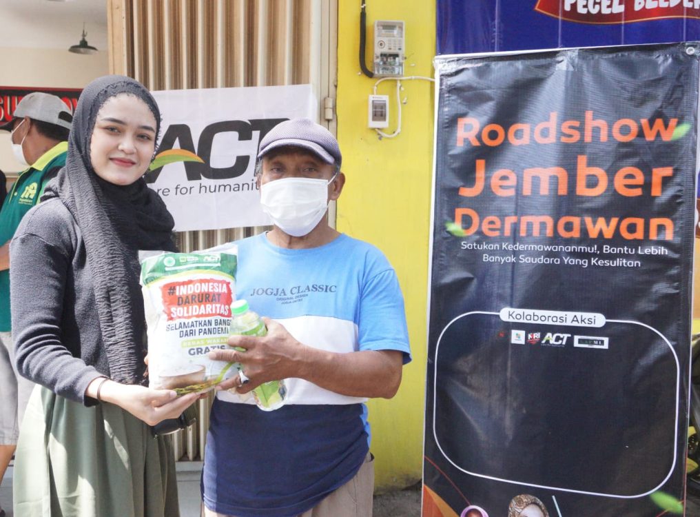 Kegiatan Roadshow Jember Dermawan ACT Jember Bagi Sembako