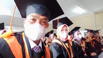 Kades Tanjung Putus Wisuda S1