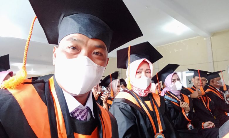 Kades Tanjung Putus Wisuda S1