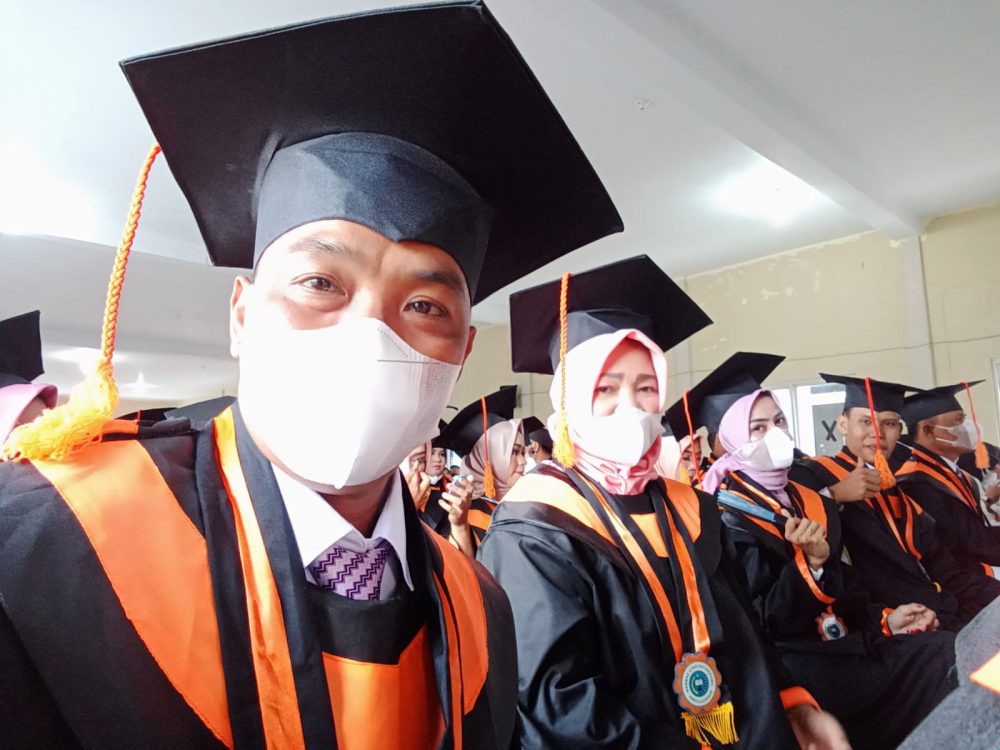 Kades Tanjung Putus Wisuda S1