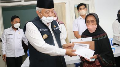 Bupati Malang saat menyerahkan bantuan CSR Pedagang Pasar Bululawang (Mitratoday.com/sigit)
