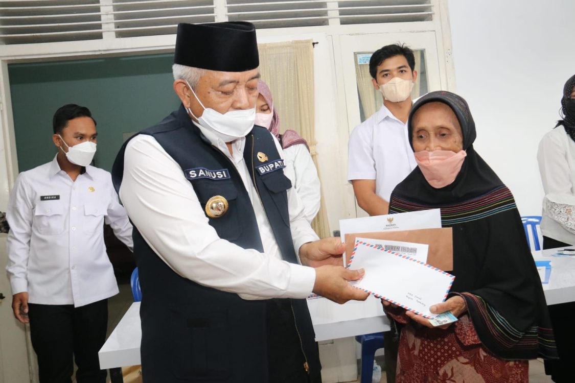 Bupati Malang saat menyerahkan bantuan CSR Pedagang Pasar Bululawang (Mitratoday.com/sigit)