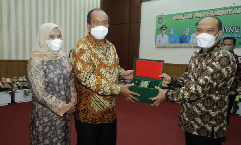 Wakil Bupati beserta istri ketika menyerahkan cindera mata kepada Kajari Asahan yang baru