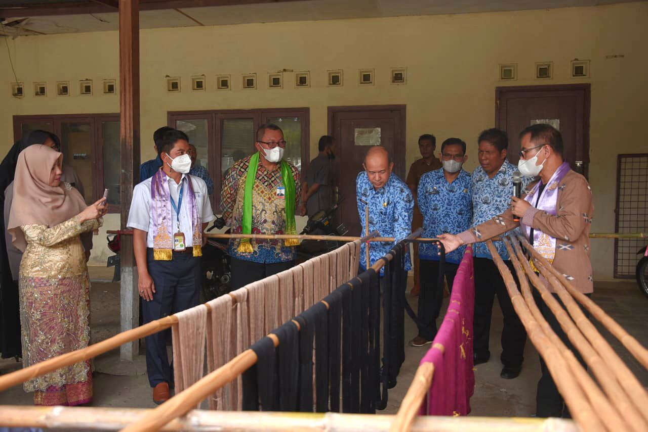 Bupati Aceh Tamiang didampingi Kepala Perwakilan BI Lhokseumawe, manager Pertamina dan Ketua Dekranasda