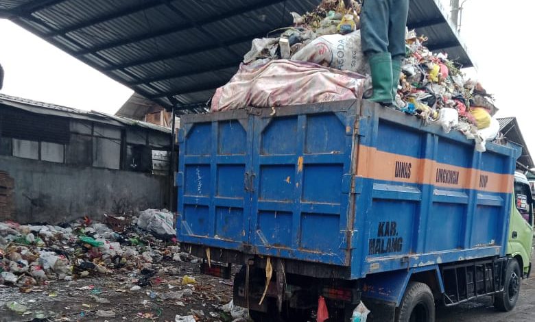 Ilustrasi Pengangkutan Sampah di TPS Kecamatan Dampit