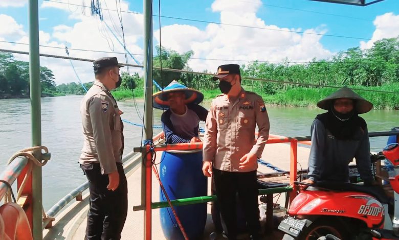 Polsek Wonodadi Saat Lakukan Patroli Antisipasi Kecelakaan Perahu ( Mitratoday Foto Novi)