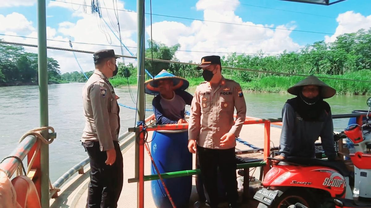 Polsek Wonodadi Saat Lakukan Patroli Antisipasi Kecelakaan Perahu ( Mitratoday Foto Novi)