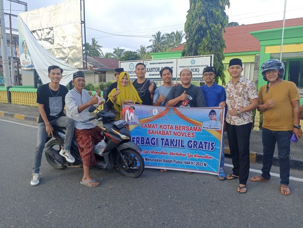 Bagi-bagi Ta'jil. (mitratoday.com/Kharan)