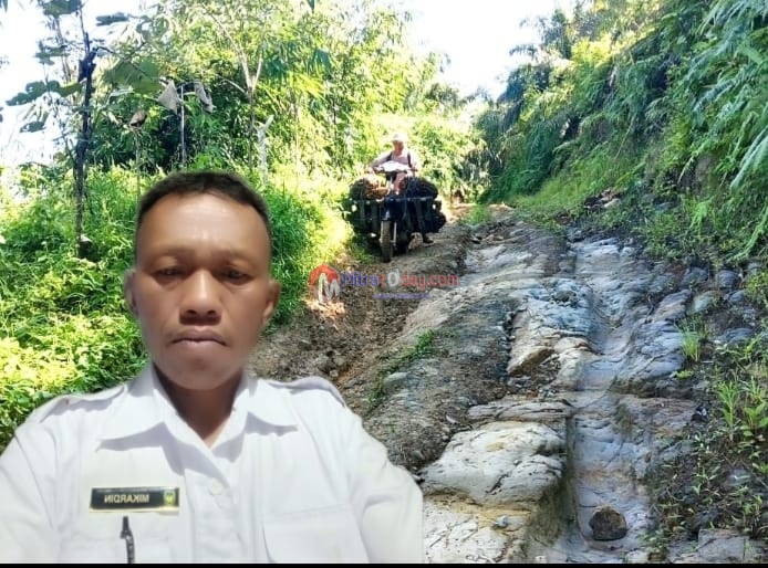 Nampak seorang Petani Sawit saat melewati, Jalan lintas sentral produksi masyarakat Gunung Ayu Kecamatan Seginim